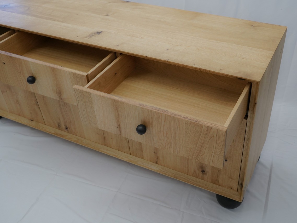 Neu angefertigtes Sideboard aus Massivholz mit geöffneten Schubladen